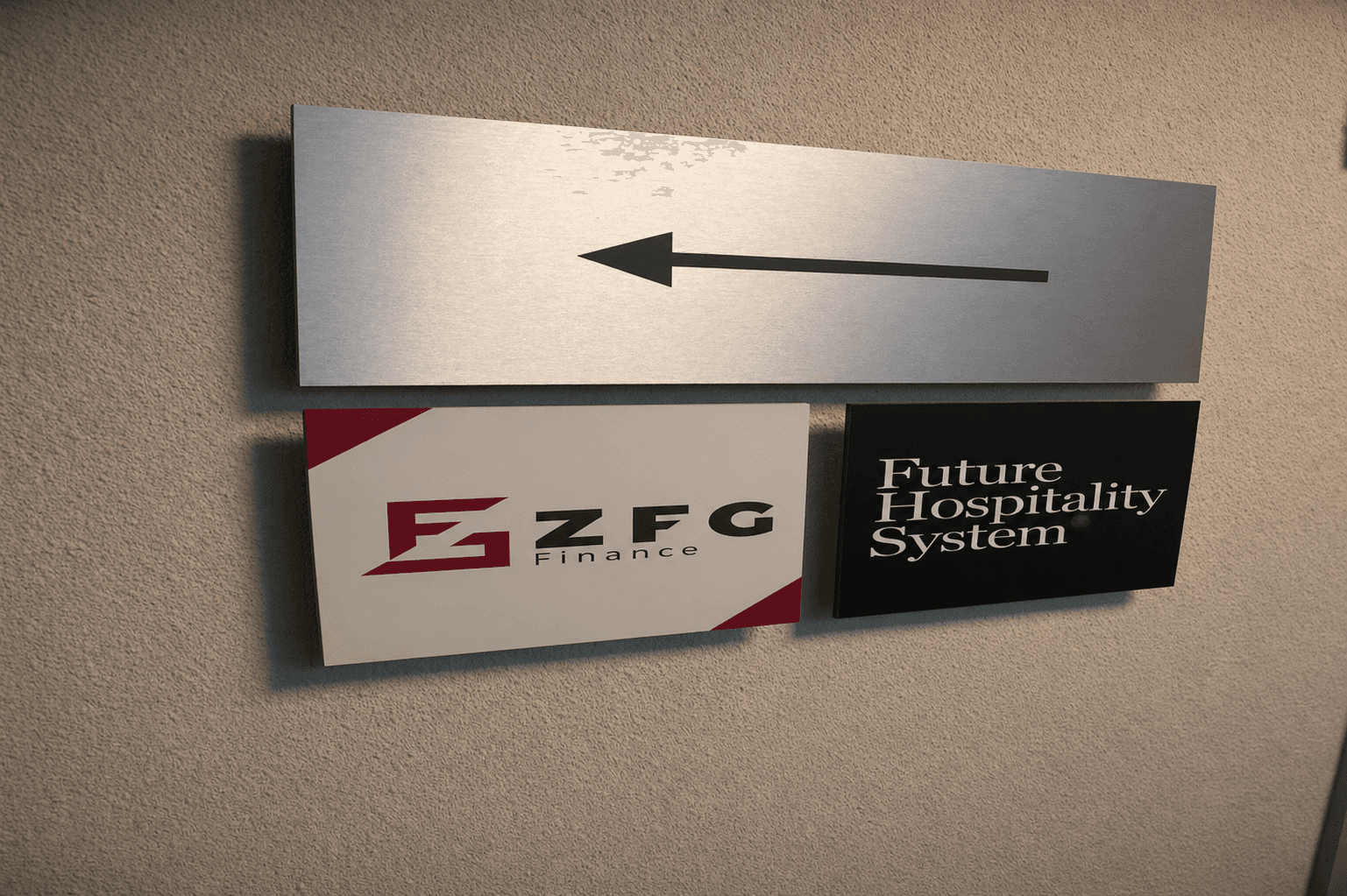 Wandgemonteerd wayfinding-bord met geborstelde metalen pijl naar links en bedrijfsborden voor ZFG Finance en Future Hospitality System op een structuurmuur.