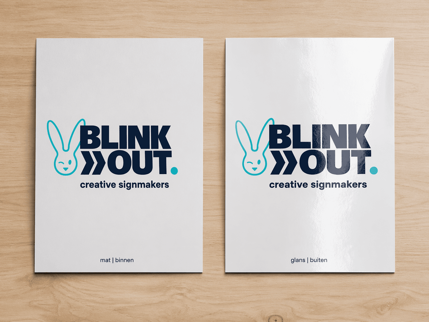 Twee verticale BLINK OUT creative signmakers-printstalen op hout, met links een matte binnenprint en rechts een glanzende buitenprint met zichtbaar reflectie-effect.