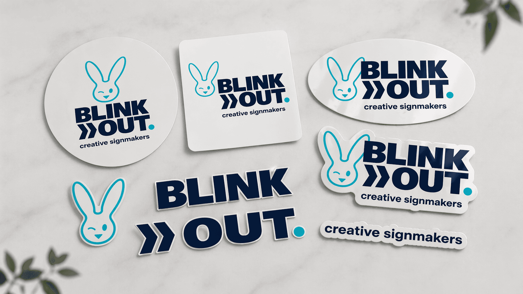 Overzicht van BLINK OUT creative signmakers-logo in verschillende vormen en signmaking toepassingen, waaronder ronde, ovale, rechthoekige en contourgesneden stickers en losse logo-elementen op een lichte ondergrond.