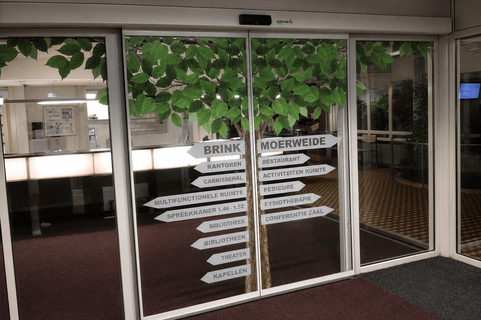 Glasdeuren met raamfolie van een boom en grijze wayfinding-pijlen voor Brink, Moerweide, kantoren en voorzieningen bij een entree.
