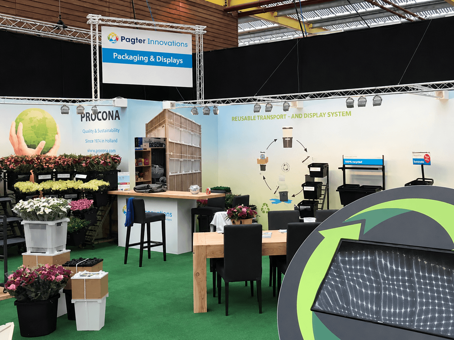 Beursstand van Pagter Innovations met groot trussbord, wandbelettering voor PROCONA en informatieve signing over herbruikbare transport- en displaysystemen tussen bloemenpresentaties.